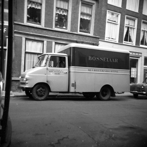 853564 Afbeelding van de bestelauto van de Meubileerinrichting Bosselaar en Zn. (Korte Jansstraat 23), geparkeerd voor ...